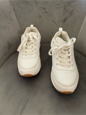 White Sneakers - Clean Casual Lace-Up